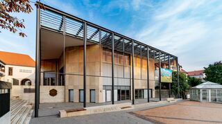 Der Betrieb des Bürgerhauses in Bensheim ist nicht kostendeckend. Deswegen soll die zuständige Tochtergesellschaft der Stadt, die MEGB, 2024 noch einmal 100 000 Euro erhalten. Die Zuwendungen sollen weiter gedeckelt bleiben, über die künftige Höhe muss im Zuge der Haushaltsplanungen 2025 verhandelt werden.
