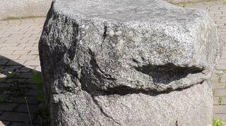 Eine der Kugeln, mit der die Riesen kegeln wollten, wurde zum Fußstein des Reichenbacher Prangers.