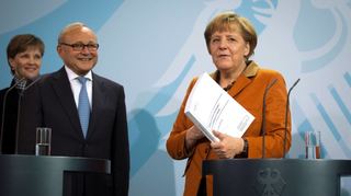 Der damalige ZEW-Chef Wolfgang Franz 2012 bei der Überreichung der Gutachtens der Wirtschaftsweisen an Bundeskanzlerin Angela Merkel.