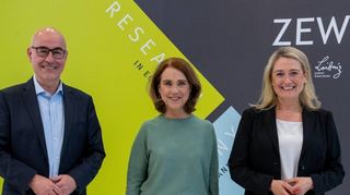 Achim Wambach und Claudia von Schuttenbach – hier mit Landesministerin Petra Olschowski (M.) – bilden seit März 2024 die Doppelsitze beim ZEW.