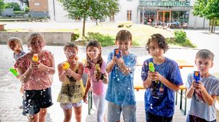 Eine Wasserschlacht kommt bei heißen Temperaturen wie am Montagmittag bei den Ferienspielkindern gut an.