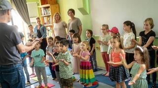 Ein Liedermacher aus der Region war zu Gast und sorgte mit seinen Mitmachliedern für gute Laune und viel Freude bei den Kindern.