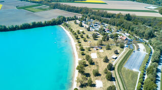 Mit Blick auf den See: Direkt angrenzend liegt der große Campingplatz.