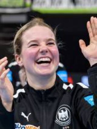 lsp Handball Flames , Frauen: Länderspiel März 2023, Deutschland - Ungarn. Deutschlands Julia Maidhof (l-r), Amelie Berger und Torhueterin Sarah Wachter jubeln über den Sieg. +++ dpa-Bildfunk +++ Marco Wolf