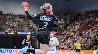 Amelie Berger im Nationaldress vor großer Kulisse in Aktion.– dies wünscht sich die Flames-Rechtsaußen nun bei den Olympischen Spielen und hofft auf Einsätze in Frankreich.