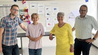 Die Bürgerstiftung Bensheim unterstützt die Schülervertretung des Goethe-Gymnasiums mit 200 Euro. Unser Bild zeigt bei der symbolischen Spendenübergabe (v.l.) SV-Lehrer Merlin Meyer, Henning Clever (SV), Bürgermeisterin Christine Klein und Markus Loser, Vorsitzender des Stiftungsvorstands.