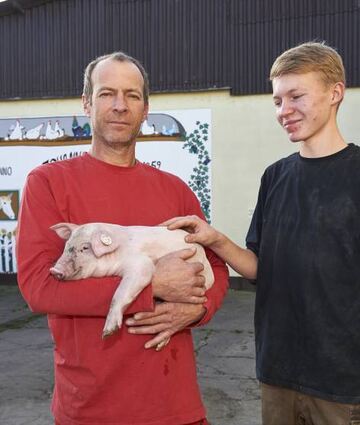 Unser Archivbild zeigt Markus (l.) und Felix Bechtloff mit einem Ferkel.