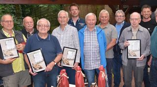 Die Geehrten erhielten Urkunde, Weinpräsent und ein Glas Blütenhonig als Anerkennung für ihre jahrzehntelange Mitgliedschaft (von links): Klaus Peter Peschel, Klaus Jäger, Heinrich Fassoth, Horst Bierbaum, Erik Massoth, Günter Drayß, Reinhold Reichl, Hermann Schmitt, Heinrich Wachtel, Nicolai Poeplau und Olaf Jünge.