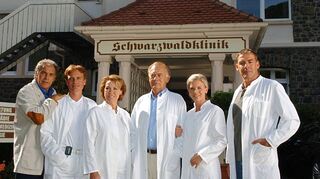 Fernsehärzte und Schwarzwald – für das deutsche TV-Publikum eine Traumkombination. Das Bild zeigt die Schauspieler Christian Kohlund (v.l.), Alexander Wussow, Gaby Dohm, Klausjürgen Wussow, Eva Habermann und Sascha Hehn bei Dreharbeiten zur Jubiläumssendung im Jahr 2004.