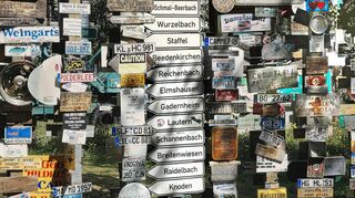 Die 2004 von Ursula und Karl-Heinz Grüner aufgestellten zwölf Lautertaler Ortsschilder sind immer noch im Schilderwald am Watson Lake zu sehen.