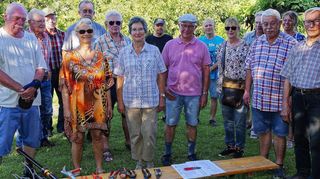 Die Besucher des Gartenstammtischs warfen einen Blick auf mögliche Werkzeuge. Rechts Baumfachwart Norbert Feldmeier.