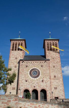 Die Stadtkirche Sankt Georg ist nicht nur einen Blick von außen wert, eine Besichtigung des monumentalen Kirchenbaus mit seinen hohen Säulen und den luftigen Proportionen lohnt auch von innen.