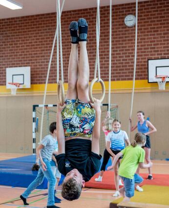 Auf den Kopf gestellt: Bei den Ferienspielkindern stand in dieser Woche unter anderem ein Zirkustag mit sportlichen Aktivitäten auf dem Programm.