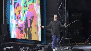 Das Publikum bei den Jazz Open in Stuttgart sang vieltausendstimmig mit Herbert Grönemeyer mit.