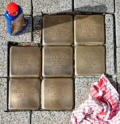 Die Stolpersteine bestehen aus Messing, auf ihnen hatte sich einiges an Schmutz abgelagert. Nun glänzen sie wieder.
