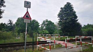 Im Kreuzungsbereich der Nibelungenbahn ist ein Tiefbahnhof vorstellbar. Im Hintergrund ist der Bereich „Im Taubenfang“ zu sehen.