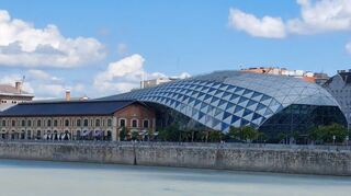 Der blaue Wal aus Stahl und Glas ist ein elegant-anmutiger Rundbau am Ufer der Donau in Budapest.