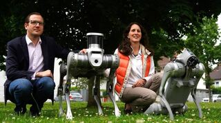 Adrian Merkel und Alexandra Merkel erläuterten beim Ortstermin, wie die Roboterhunde jetzt ausgestattet und programmiert werden.