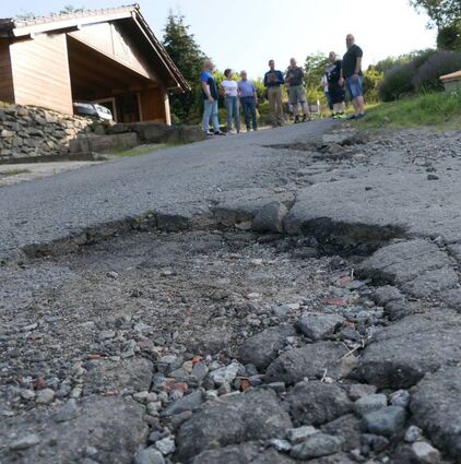 Schlaglöcher im Belag der Bodenstraße und ein verfallendes Haus in den Bachgasse zählen zu den Problemzonen in Glattbach.