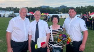 Das Bild zeigt (von links) Wolfgang Müller (Ehrenvorsitzender des Kreisfeuerwehrverbands Bergstraße), Lutz Machleid (ehemaliger Kreisjugendfeuerwehrwart und ehemaliger Jugendwart der FFW Zwingenberg), Beate Machleid und Stefan Diefenbach (Wehrführer der FFW Zwingenberg und ehemaliger Jugendwart).