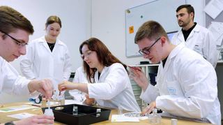 Auszubildende und Trainees von Roche während eines Spiels im Forschungslabor des Technoseums.
