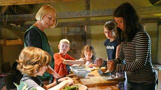Die Kinder durften unter der Anleitung von Museumspädagogin Silke Strohmenger selbst Kräuter rupfen, Hartkäse schneiden und Knoblauch mörsern. Nach dem Essen waren sie begeistert vom unverfälschten Geschmack der Zutaten.