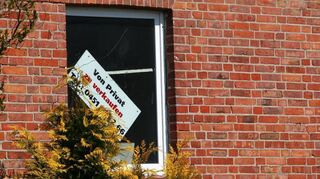 Während in Großstädten der Wohnraum knapp ist, stehen auf dem Land – hier ein Haus in Mecklenburg-Vorpommern – viele Wohngebäude leer.