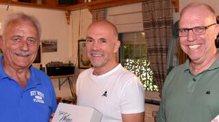 Werner Klippel (von links) bedankte sich mit einem Weinpräsent bei den scheidenden Vorstandsmitgliedern Gregor Hilkert und Hans Jäger.
