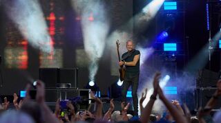 Sting rockt auf der Open Air-Bühne am Schlossplatz in Stuttgart. Das Konzert ist restlos ausverkauft.