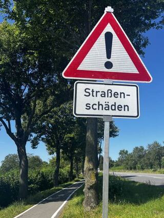 Von Hessen Mobil aufgestellte Schilder sollen Radfahrer vor den Straßenschäden warnen.