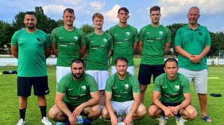 (Vermeintliche) Neuzugänge des VfR Fehlheim II: stehend von links Nabil Hamzi (Trainer), Tobias Georgi, Alessio Antonucci, Pascal Kratz, Marcel Veith, Daniel Montag (Sportlicher Leiter); knieend v.l. Hanifi Durak, Petro Bozanovic, Maikaia Galaktikon (hat den Club inzwischen schon wieder verlassen). t