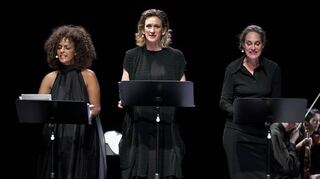 Dennenesch Zoudé, Wiebke Puls und Sophie von Kessel (von li.) im Melodram „Falsche Götter“.