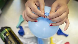 Lachgas darf in Deutschland legal gekauft werden. Die Partydroge wird in Ballons gefüllt und inhaliert. Der Rausch tritt bereits nach wenigen Sekunden ein.