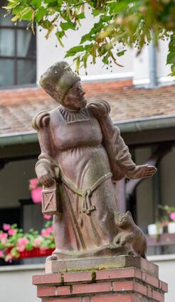 Seit 1935 ist die Fraa vun Bensem als Brunnenfigur am Platz der alten Stadtmühle verewigt.