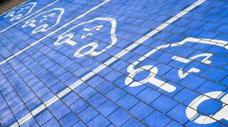 Ladeplätze für E-Autos: Die Themen Infrastruktur und Reichweite werden kontrovers diskutiert.