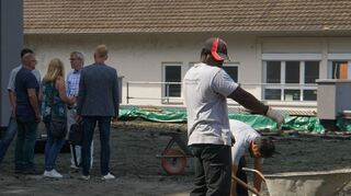 bhe Heppenheim Baustelle besichtigt: Landrat Christian Engelhardt (vierter von links) macht sich ein Bild vom Fortgang der Arbeiten an der Martin-Buber-Schule. 1,3 Millionen Euro investiert der Kreis hier für die Sanierung des Pausenhofes. Bild: Jürgen Reinhardt