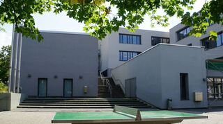 Abgesehen von der Tischtennisplatte bestimmt die Farbe Betongrau das Bild des Schulhofs an der 50 Jahre alten Martin-Buber-Schule. Das soll sich mit den gerade angelaufenen Sanierungsarbeiten ändern, sie sollen auch mehr Farbe in den Hof bringen. Bei einem Ortstermin informierte sich Landrat Christian Engelhardt (rechtes Bild, vierter von links) über den Fortgang der Arbeiten.