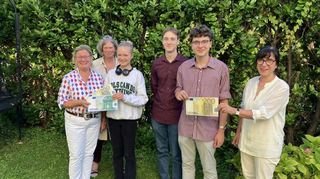Kathrin Zwissler-Velten (li.), Susanne Krömker (2.v.li.) und Birgit Kissel (re.) vom Soroptimist-Club überreichten die Preise an Marlena Spangenberg (Goethe-Gymnasium) und Johannes Straub (Starkenburg-Gymnasium) . Kreisschülervertreter Reik Herrmann (4.v.l.) ist einer der Initiatoren des Wettbewerbs.