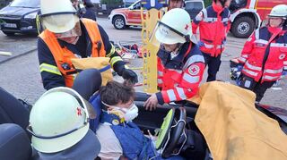 Die gemeinsame Übung der FFW und dem örtlichen DRK stand unter der Überschrift „Technische Hilfeleistung“: Im Ernstfall müssen Feuerwehr und Rettungsdienst Hand in Hand arbeiten, etwa bei Bergung und Versorgung von Unfallopfern.