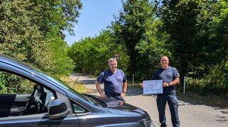 Die beiden Einhäuser Ordnungsamtsmitarbeiter Heiko Helber (l.) und Michael Rödel kontrollieren im Einhäuser Wald die Einhaltung der Regelungen zur Afrikanischen Schweinepest (Bild links). Ein Mitarbeiter des Forstamtes Groß-Gerau spannt die leitfähigen Schnüre des Elektrozauns.