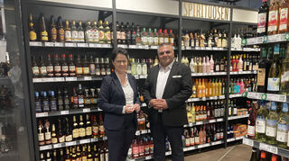Die baden-württembergische Justizministerin Marion Gentges (CDU) besucht den Rewe-Markt von Sahin Karaaslan in Mannheim-Käfertal, um sich zum Thema Ladendiebstahl zu informieren.