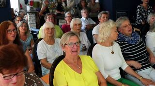 Trotz Olympia und Urlaubszeit waren viele Interessierte gekommen. Sie hatten so große Lust aufs Singen, dass bis zur Karaoke weitergesungen wurde.
