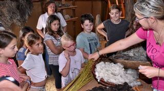 Museumspädagogin Patricia Scheuermann informierte die Ferienspielkinder des Partnerschaftsvereins Einhausen auch über das Weben mit Flachs und Schafwolle.