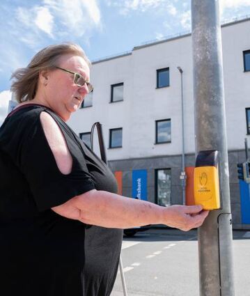 Erika Theiss zeigt, wie eine akustische Ampel richtig bedient wird.