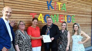 Freuten sich über den Förderbescheid (v.li.): Bürgermeister Holger Habich, Erste Stadträtin Karin Rettig, Kita-Leiterin Anna Malki, Kreisbeigeordneter Matthias Schimpf, Verena Weiss (Jugendamt) und Annette Di Turi (stellvertretende Kita-Leiterin).