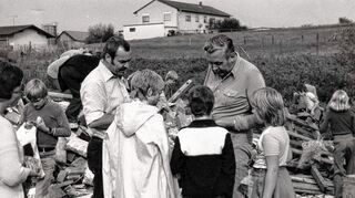 <p>1975 besichtigten die Lautertaler Ferienspielkinder mit Organisator Eberhard Müller die Firma Seeger in Beedenkirchen.</p>