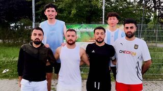 Nach dem Kraftakt in der Relegation geht der FC Italia verstärkt in die neue Saison; Neuzugänge sind (hinten von links) Jalil Uzbek, Abdul Razeg Hasani und (vorne) Müslüm Secme, Mehmet Celikay, Ahmet Urcun, Metin Varli.