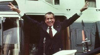 9. August 1974: Der zurückgetretene Präsident Richard Nixon verlässt im Helikopter das Weiße Haus. Von Reue keine Spur – kommt einem irgendwie bekannt vor.