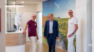 FDP-Bundestagsabgeordneter Till Mansmann besucht  MVZ Bergstraße der ze:roPRAXEN in Bensheim, um sich  über die Versorgungssituation von Nierenkranken und Dialysepatienten zu informieren.  MVZ Bergstraße, Berliner Ring 153, Bensheim  , hier mit Dr. Michael Rodenbach -ärztlicher Standortleiter und Lars Nagelmann (rechts), Bild: Thomas Neu
