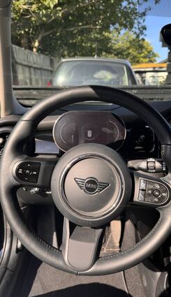 Um eines Tages sicher hinter dem Steuer eines Fahrzeuges Platz nehmen zu können, muss man sich in der Fahrschule wohl und unterstützt fühlen.